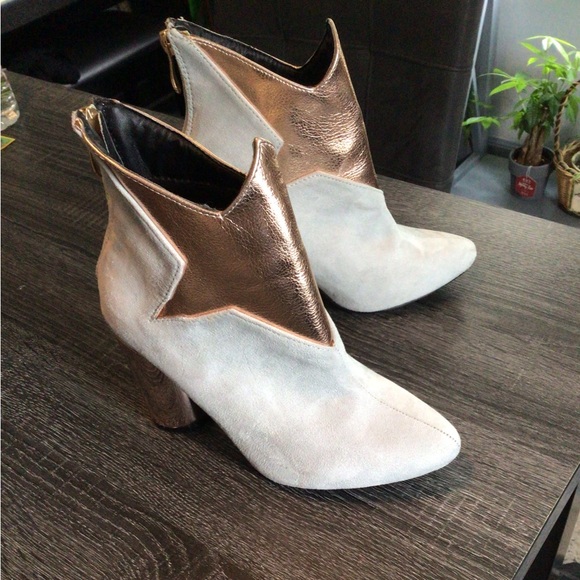 Cape Robbin Faux Gray Suede and Gold Star Bootie. Size 6.5 - Picture 7 of 9